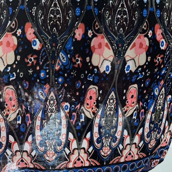 Beautiful beach cover up - Picture 2 of 7